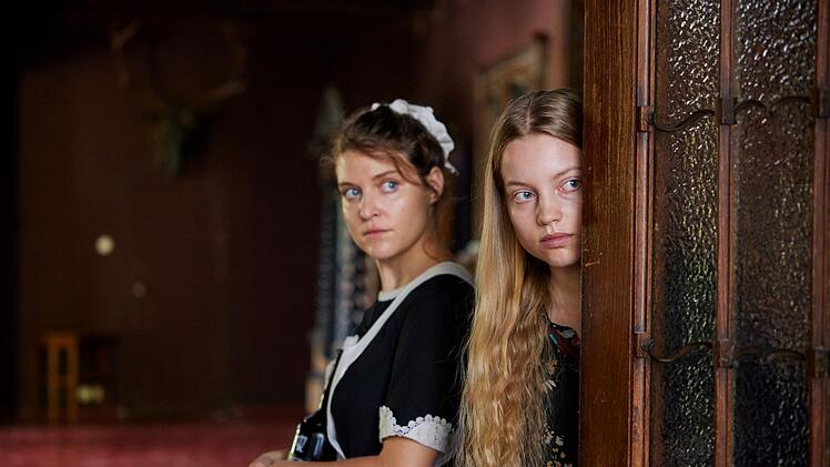Die Hausangestellte Henny Baumann (Lara Mandoki, links) und Glorias Enkelin Gretchen (Annika Wonner) h&ouml;ren aufmerksam zu, wenn es um die zahlreichen Geheimnisse der Familie geht.