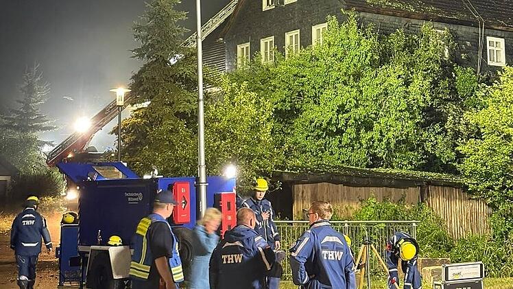 In der Nacht vom Dienstag (14. Juli 2026) auf Mittwoch (15. Juli 2026) wurden Feuerwehr, THW, BRK und ASB im Landkreis Kronach zu mehreren Eins&auml;tzen alarmiert.