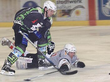 Sebastian Kaufmann (am Boden) erzielte den dritten Treffer für die "Hawks".