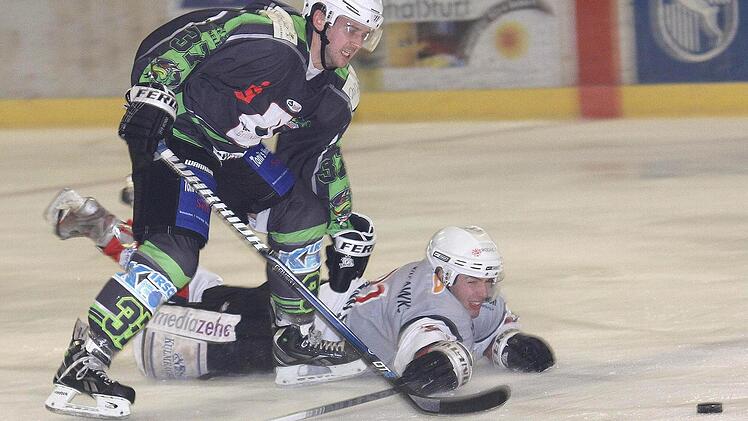 Sebastian Kaufmann (am Boden) erzielte den dritten Treffer für die "Hawks".