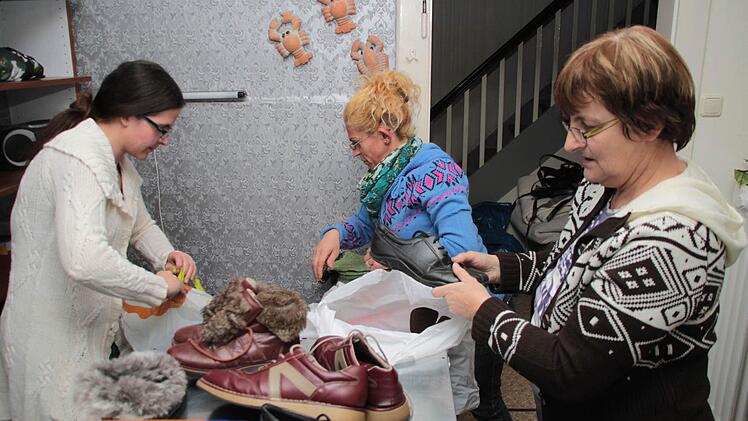 Inge Hoch (rechts) und ihre Tochter Jessica Göldel (links) nehmen eine erste grobe Sortierung der angelieferten Sachen vor. Foto: Jürgen Gärtner
