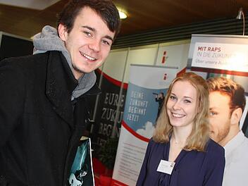 Tizian Dück (links) aus Kulmbach interessiert sich am Stand von Raps für ein duales Studium. Foto: Sonja Adam