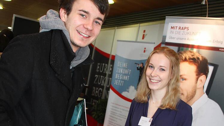 Tizian Dück (links) aus Kulmbach interessiert sich am Stand von Raps für ein duales Studium. Foto: Sonja Adam