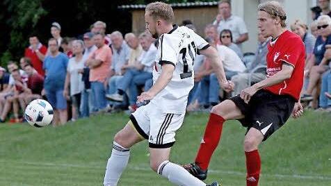Oft waren die Fürther Spieler, so wie in dieser Szene Stefan Carl (rechts) im Duell gegen ihre Ebersdorfer Gegenspieler einen Schritt eher am Ball. Auch deshalb war der Überraschungssieg des krassen Außenseiters am Freitagabend gegen den hoch gehandelten Meisterschaftsfavoriten verdient. Am Ende hieß es 2:1 für den Aufsteiger. Fotos: Albert Höchstädter
