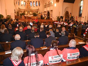 In Dienstkleidung waren die Menschen in die Kirche eingezogen, die sich bei Hilfsorganisationen für die Allgemeinheit engagieren.  Fotos: Ronald Rinklef