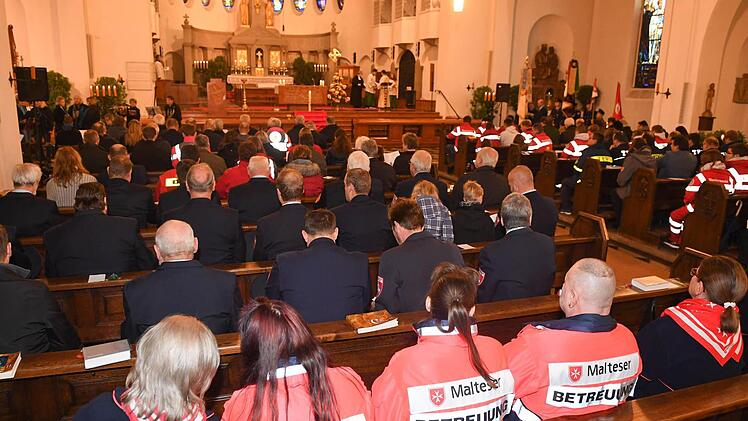 In Dienstkleidung waren die Menschen in die Kirche eingezogen, die sich bei Hilfsorganisationen für die Allgemeinheit engagieren.  Fotos: Ronald Rinklef