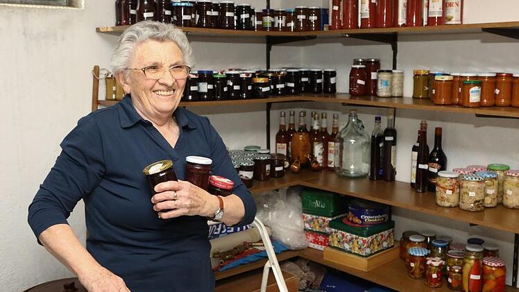 Von Marmelade bis Selleriesalat: Der Vorratsraum im Keller ist gut gefüllt mit Katharina Franks selbstgemachten Leckereien. Darunter auch immer einige Gläser Zakusca. Foto Barbara Herbst