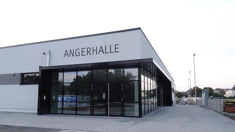 Unübersehbar steht der Name überm Eingang: Die neue Sporthall e an der Karchestraße heißt "Angerhalle". Foto: Jochen Berger
