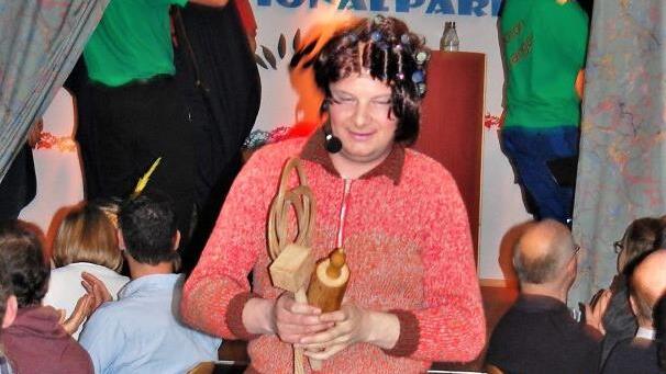 : Eine Waldfensterer Ehefrau (Manuel Vorndran) lästert über Ehemann Eugen. Sigismund von Dobschütz