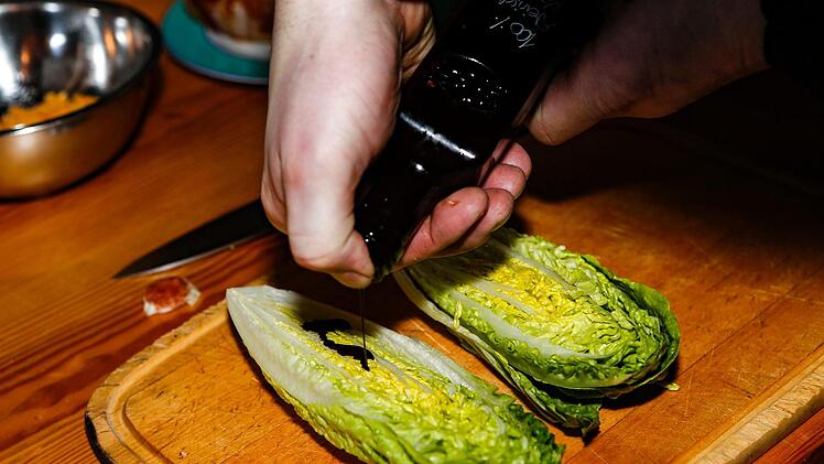 Etwas Kernöl auf den Salat ... Foto: Matthias Hoch
