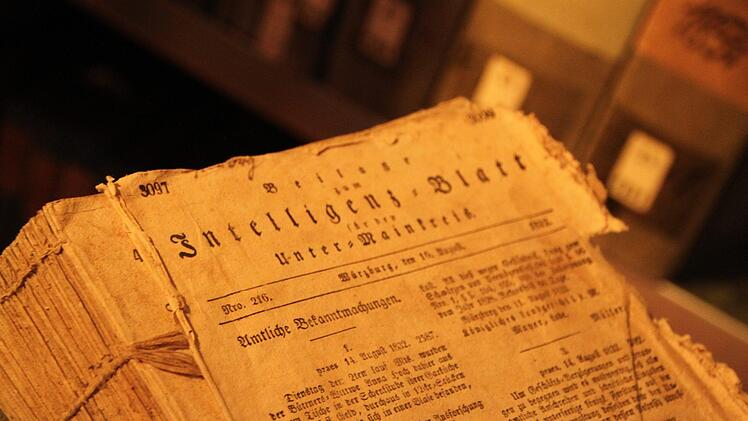 Etliche Bücher haben historischen Wert, wie zum Beispiel diese Sammlung des Intelligenz-Blattes aus dem 19. Jahrhundert. Foto: Ulrike  Müller