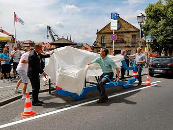 Die Eröffnung des "Car Bike Ports" am Kranen. Im Vordergrund OB Andreas Starke und Andreas Irmisch von der Initiative Radentscheid Bamberg. Foto: Matthias Hoch