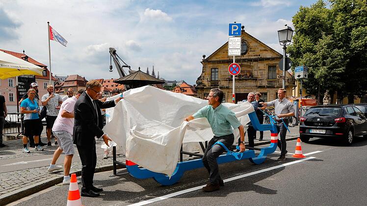 Die Eröffnung des "Car Bike Ports" am Kranen. Im Vordergrund OB Andreas Starke und Andreas Irmisch von der Initiative Radentscheid Bamberg. Foto: Matthias Hoch