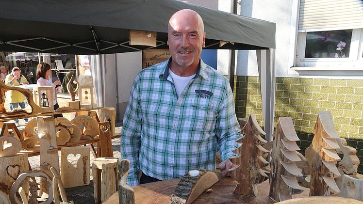 Handwerks-Kunst aus der Großgemeinde Strullendorf: Der Zeegendorfer Heinrich Schmittlein beherrscht seine Motorsäge aus dem "eff-eff".