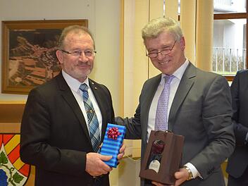 Edwin Metzler (links) hat das  Bundesverdienstkreuz erhalten. Dazu gratulierte Bürgermeister Alfred Gündling. Fotos: Andreas Lomb