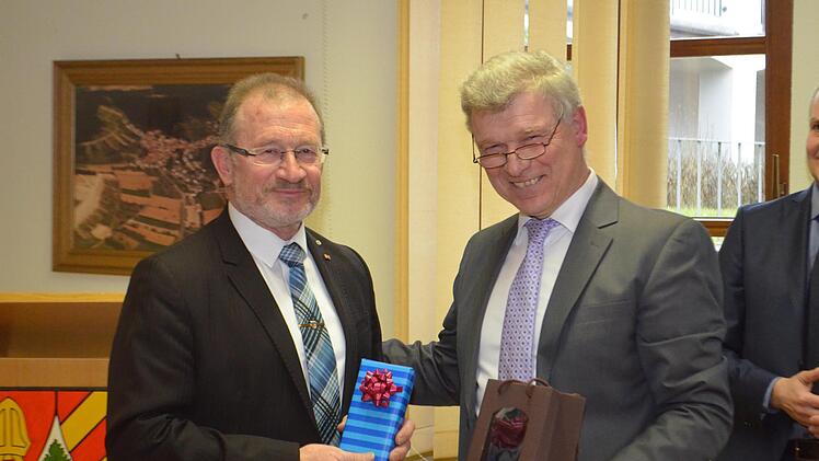 Edwin Metzler (links) hat das  Bundesverdienstkreuz erhalten. Dazu gratulierte Bürgermeister Alfred Gündling. Fotos: Andreas Lomb