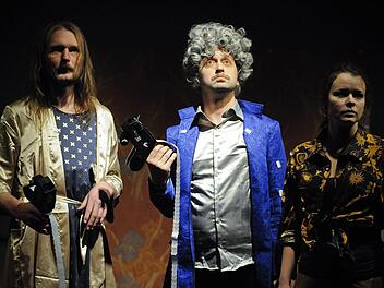 Menschen mit Etiketten: (v. l.) Harpagon ( Johannes Haussner), Cléante (Daniel Reichelt) und Elise (Kristina Kroll) Denis Meyer