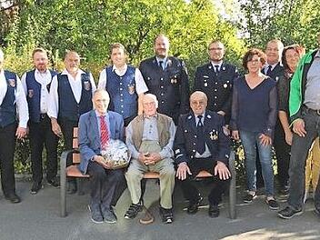 Jubilar Franz Rucker (sitzend, Mitte) mit Bürgermeister Franz Uome (links) und Alfred Zapf sowie stehend (von links) Patrick Rosa, Thomas Olland, Jürgen Ramming, Gerhard Hahn, Michael Hain, Daniel Nikol, Silvia Steinlein, Karl Schott, Martina und Willi Rucker Foto: Klaus-Peter Wulf