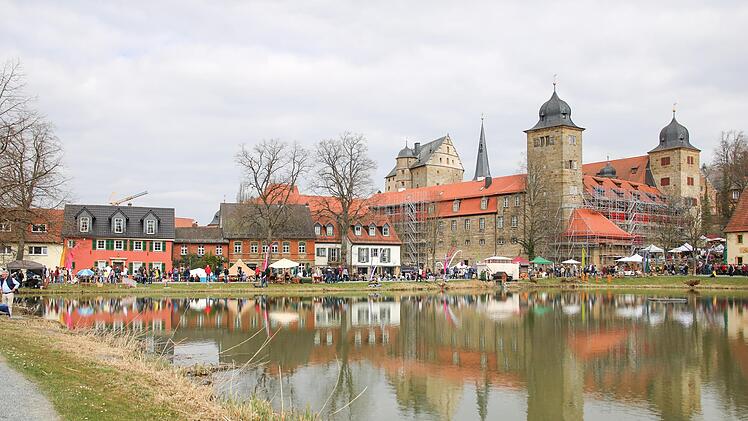 Rund ums Schloss Thurnau schlenderten die Besucher durch den Lenzrosenmarkt. Foto: Romy Denk