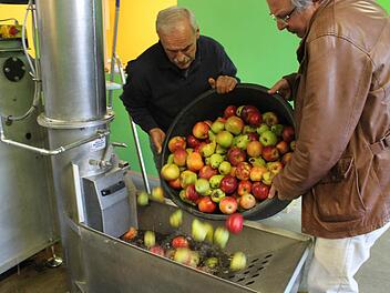 Rainer Düreth (links) spannt Verwaltungsleiter Rainer Schimpf bei dessen Besuch in der Anlage gleich in die Arbeit mit ein.  Foto: Jürgen Gärtner