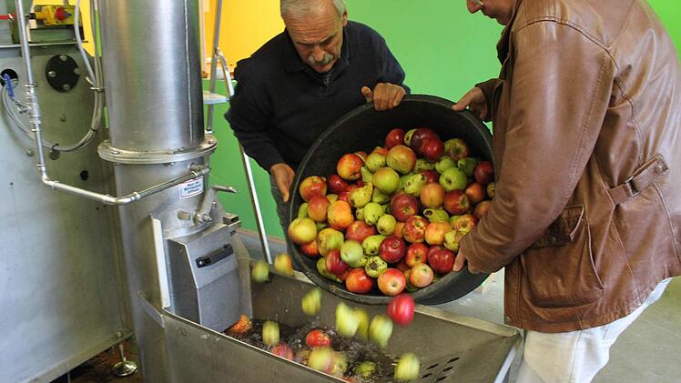 Rainer Düreth (links) spannt Verwaltungsleiter Rainer Schimpf bei dessen Besuch in der Anlage gleich in die Arbeit mit ein.  Foto: Jürgen Gärtner