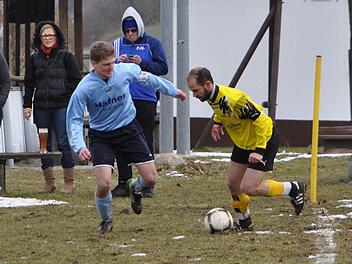 Auf den Plätzen im Landkreis Kronach konnten mit einer Ausnahme bislang nur Freundschaftsspiele ausgetragen werden, so in Burggrub, wo der Kreisklassist mit Stefan Theimer (links) gegen den SV Gifting mit Harald Völkel 2:2 spielte. Foto: Herbert Kalb