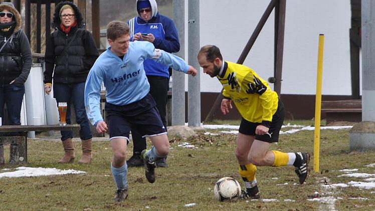 Auf den Plätzen im Landkreis Kronach konnten mit einer Ausnahme bislang nur Freundschaftsspiele ausgetragen werden, so in Burggrub, wo der Kreisklassist mit Stefan Theimer (links) gegen den SV Gifting mit Harald Völkel 2:2 spielte. Foto: Herbert Kalb