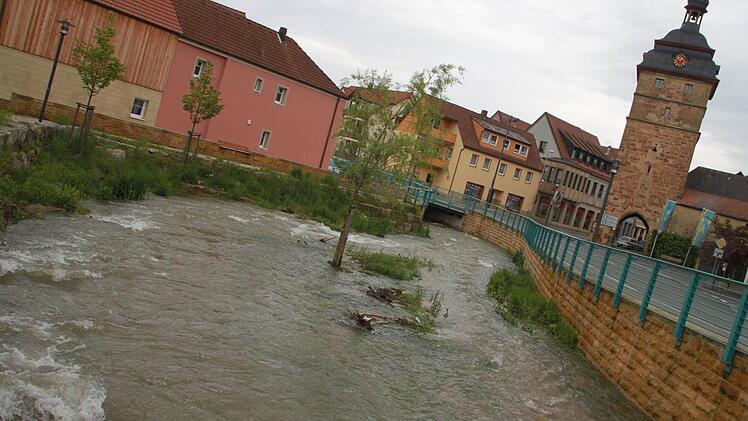 Die Lauter in Bad Staffelstein ist noch immer ein reißender Bach; die vor wenigen Jahren erstellte Hochwasserfreilegung wird aber gut mit den Wassermassen fertig.