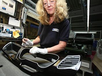 Dr.-Schneider-Mitarbeiterin Christa Williams prüft im Werk Kronach-Neuses eine Display-Blende für den Audi A4. Foto: Barbara Herbst