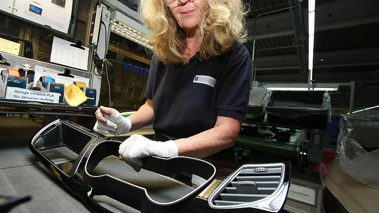 Dr.-Schneider-Mitarbeiterin Christa Williams prüft im Werk Kronach-Neuses eine Display-Blende für den Audi A4. Foto: Barbara Herbst