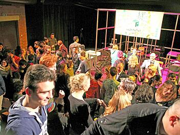 Kunterbuntes Nationen-Durcheinander beim "Freistaat Coburg" in der Reithalle. Foto: Jochen Berger