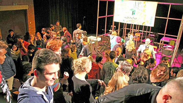 Kunterbuntes Nationen-Durcheinander beim "Freistaat Coburg" in der Reithalle. Foto: Jochen Berger