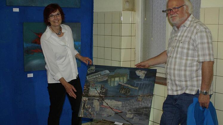 Ingrid Holzinger (links) malt und spachtelt ihre Ideen. Foto: Winfried Ehling