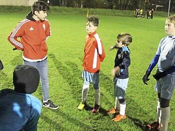 Dennis Nguyen ist als Bundesfreiwilligendienstleistender im Sport beim FC Kronach engagiert. Jungen Menschen ermöglicht dieses Jahr wichtige praktische Erfahrungen. Das Bild zeigt ihn zusammen mit seinen D-Junioren, die von ihm trainiert und betreut werden. Foto: Rainer Glissnik