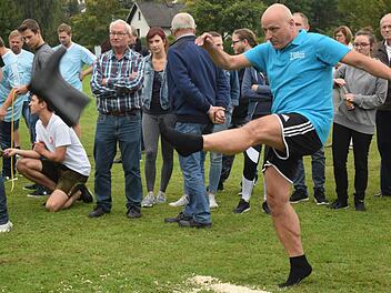 Von den Konkurrenten und dem Publikum wird Blumenrod beim Gummistiefel-Weitkicken ganz genau beobachtet. Foto: Daniela Pondelicek