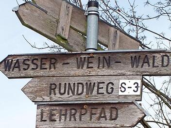 Die in die Jahre gekommenen Wanderwegbeschilderungen sollen in den Fünf-Sterne-Gemeinden durch moderne Alu-Verbund-Hinweistafeln ersetzt werden.