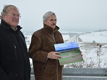 Hubert Weiger (links) und Richard Mergner stehen vor der ICE-Trasse. Das Foto zeigt, wie die Landschaft vor dem Einschnitt durch die Bahnlinie ausgesehen hat.Rainer Lutz