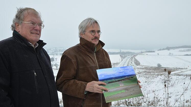 Hubert Weiger (links) und Richard Mergner stehen vor der ICE-Trasse. Das Foto zeigt, wie die Landschaft vor dem Einschnitt durch die Bahnlinie ausgesehen hat.Rainer Lutz