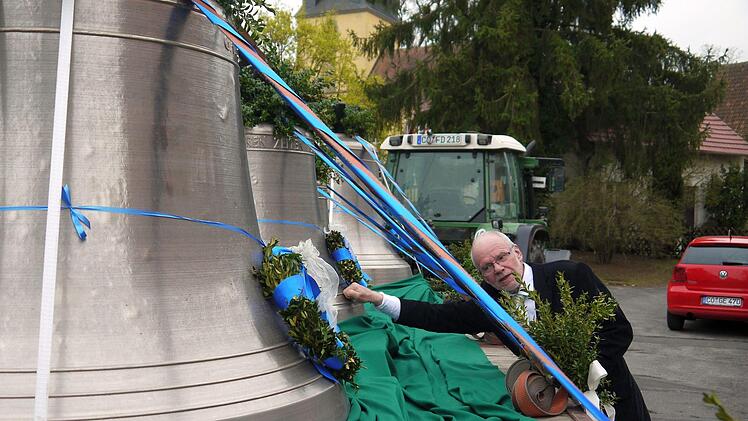 In Gleußen standen viele Menschen an der Straße, um die Ankunft der neuen Glocken für die evangelische Kirchengemeinde  live mitzuerleben. Nach Pfingsten wird das neue Geläut erstmals zu hören sein.Berthold Köhler