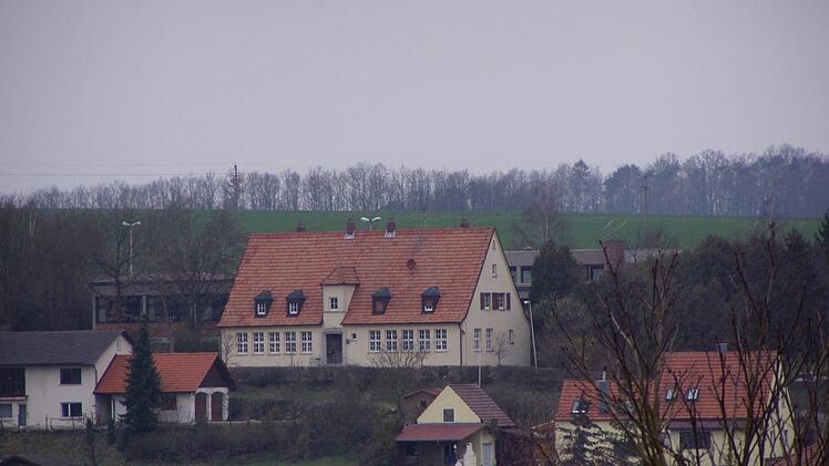 Die neue und die alte Schule in Rothhausen auf einen Blick.Daniel Wiener