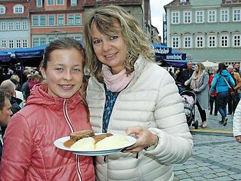 Cariann Spaaij und Tina Reimann (oben, von links) genießen gerne Kloß mit Soß.Edwin Meißinger