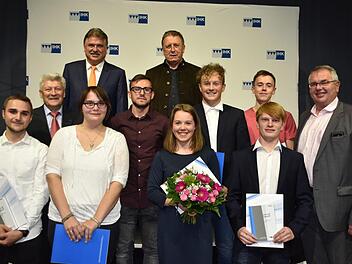 Gruppenbild mit den Abschlussbesten (Erste Reihe von links): Alexander Balik, Vanessa S&ouml;hle, Amelie Brehm, Marcel Klinger, Michael M&ouml;schel; (zweite Reihe, von links): Hans-Dieter Groppweis, Eugen Abibullayev, Lukas K&uuml;fner, Stefan Montag; (dritte Reihe, von links): Landrat Klaus Peter S&ouml;llner und OB Henry Schramm. Foto: Uschi Prawitz