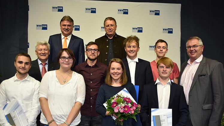 Gruppenbild mit den Abschlussbesten (Erste Reihe von links): Alexander Balik, Vanessa S&ouml;hle, Amelie Brehm, Marcel Klinger, Michael M&ouml;schel; (zweite Reihe, von links): Hans-Dieter Groppweis, Eugen Abibullayev, Lukas K&uuml;fner, Stefan Montag; (dritte Reihe, von links): Landrat Klaus Peter S&ouml;llner und OB Henry Schramm. Foto: Uschi Prawitz