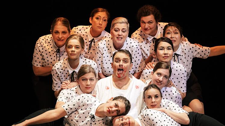 "Neues vom Tage": Szene aus der Coburger Erstaufführung von Paul Hindemiths Oper am Landestheater.Foto: Sebastian Buff