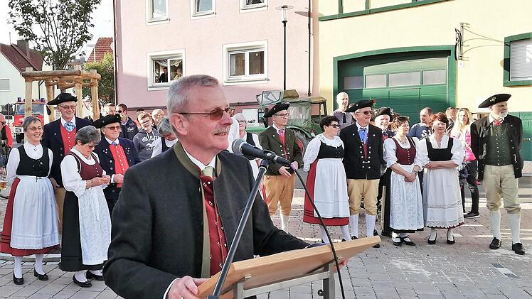Bürgermeister Gotthard Schlereth bei seiner Festansprache.  Fotos: Sigismund von Dobschütz
