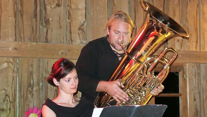 Virtuose Klassik auf Tuba und E-Piano spielen Weltstar Andreas Martin Hofmeir und seine Partnerin Barbara Schmelz beim vollbesetzten Tennenkonzert in der Effelterermühle.  Foto: Norbert Neugebauer