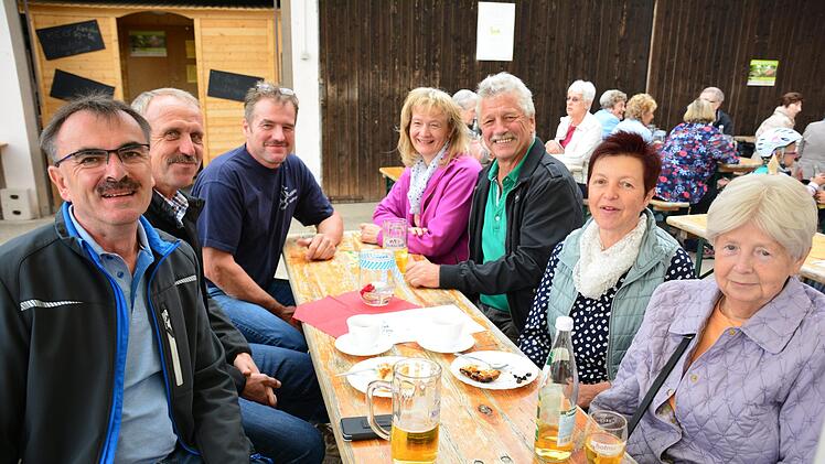 Geselligkeit und gute Unterhaltung beim CSU-Sommerfest: (links) 1. B&uuml;rgermeister Harald Hofmann und Gastgeber Edgar Thomas (3.v.l.).Arthur Stollberger