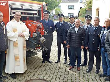 Jetzt ist im Spritzenfahrzeug auch eine neue Spritze. Die neue Ausr&uuml;stung der Unnersdorfer Wehr wurde von Pfarrvikar Christian Montag gesegnet. Foto: Michael Wei&szlig;
