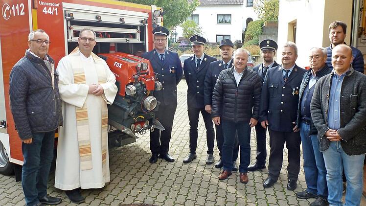 Jetzt ist im Spritzenfahrzeug auch eine neue Spritze. Die neue Ausr&uuml;stung der Unnersdorfer Wehr wurde von Pfarrvikar Christian Montag gesegnet. Foto: Michael Wei&szlig;