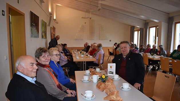 Initiator Reinhard Schuhmann (r.), sein Team, die Seniorenbeauftragte Gertraud Eckert und die Senioren Foto: Petra Malbrich
